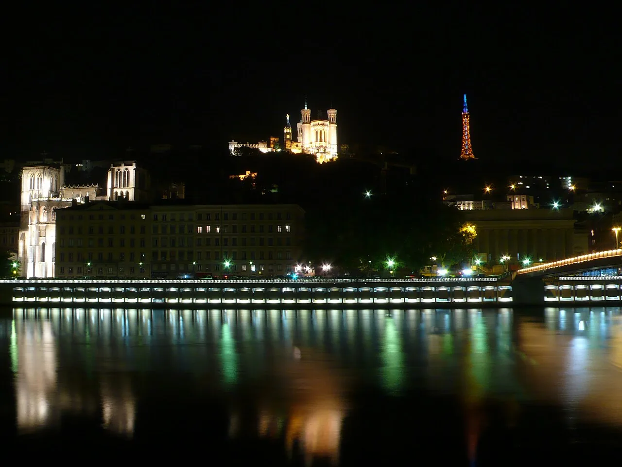 Fourvière et la cathédrale Saint-Jean éclairées au-dessus de la Saône à Lyon
