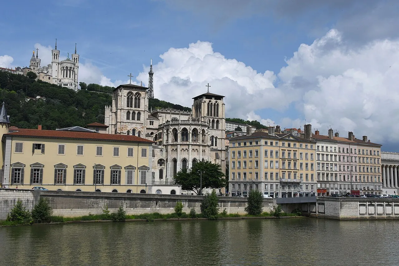 Le Vieux Lyon au bord de la Saône, sous la basilique de Fourvière